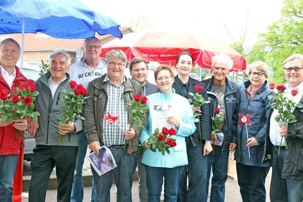 Traditionelle SPD-Rosenaktion zu Muttertag FOTO: ANDREAS DUNKER