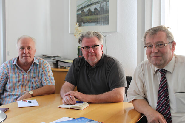 Stadtwerke-Geschäftsführer Bernd Heitmann (rechts) und die Aufsichtsratsmitglieder Herbert Ziegenbein (links) und Gerhard Greczka (Mitte) freuen sich über den zufriedenstellenden Jahresabschluss 2015 der Stadtwerke Fröndenberg. FOTO: STADTWERKE FRÖNDENBERG