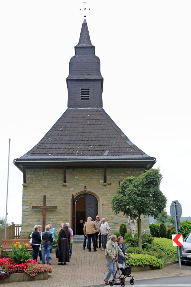 Nach dem Gottesdienst: Gesprächskreise vor der Kapelle FOTO: ANDREAS DUNKER