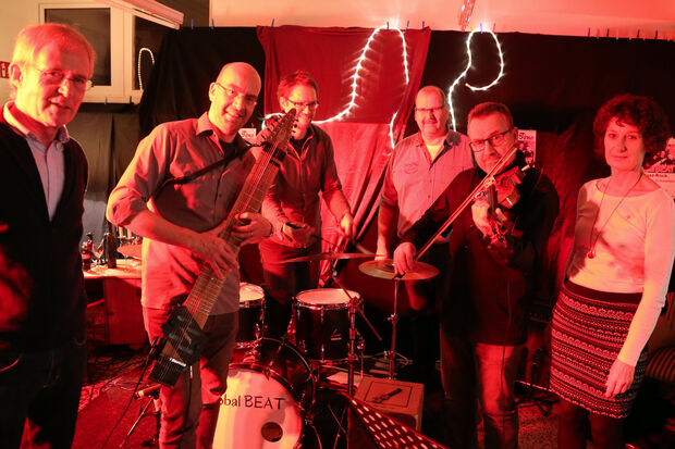 Die Veranstalter von "Schöne Töne live" zusammen mit den Musikern des Trios "globalBEAT" im "KaDeWi" (von links): Norbert Stockhausen, Christian Becker (Chapman-Stick), Thomas Middendorf (Schlagzeug), Franz-Josef Köppikus, Klaus Görgner (E-Geige) und Martina Brennecke FOTO: ANDREAS DUNKER  