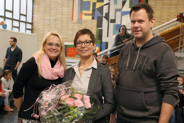 Schulleiterin Delia Heck (links) und Elternpflegschaftsvorsitzender Carsten Heine (rechts) verabschiedeten Fachlehrerin Manuela Schröder (Mitte) mit einem Blumenstrauß in den wohlverdienten Ruhestand. Die Lehrerin unterrichtete in über 40 Jahren mehrere Generationen von Schülern vor allem in Sport, Musik und Kunst. FOTO: ANDREAS DUNKER