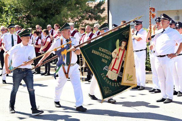 Fähnrich Willi Henke jun. mit dem Banner der Schützenbruderschaft St. Vinzentius Echthausen 1818 FOTO: ANDREAS DUNKER