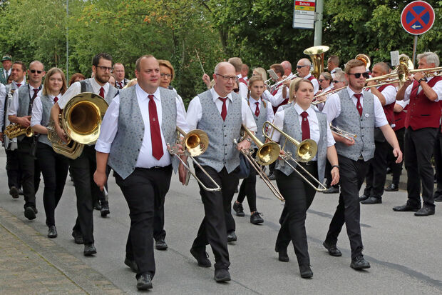 Der Musikverein Echthausen beim Vorbeimarsch an den Regenten FOTO: ANDREAS DUNKER