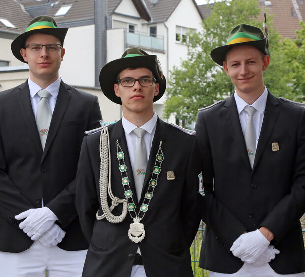 SSC-Prinz Florian Ptacek des Schieß-Sport-Clubs Wickede der Schützenbruderschaft St. Johannes Wickede und Wiehagen mit seinen Begleitern Nils Langer (links) und Erik Langer (rechts) FOTO: ANDREAS DUNKER SSC-Prinz Florian Ptacek des Schieß-Sport-Clubs Wickede der Schützenbruderschaft St. Johannes Wickede und Wiehagen mit seinen Begleitern Nils Langer (links) und Erik Langer (rechts) FOTO: ANDREAS DUNKER