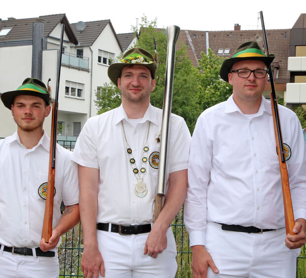 Jungschützenkönig Kevin Schäfer der Schützenbruderschaft St. Johannes Wickede und Wiehagen mit Begleitern FOTO: ANDREAS DUNKER Jungschützenkönig Kevin Schäfer der Schützenbruderschaft St. Johannes Wickede und Wiehagen mit Begleitern FOTO: ANDREAS DUNKER