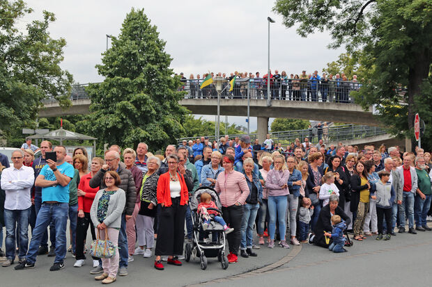 Das Publikum bei der großen Festparade am Sonntagnachmittag am Bahnhof FOTO: ANDREAS DUNKER Das Publikum bei der großen Festparade am Sonntagnachmittag am Bahnhof FOTO: ANDREAS DUNKER