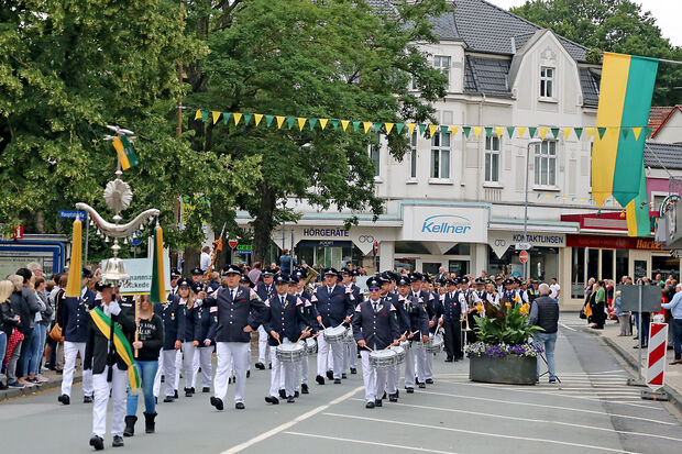 Schellenbaumträger Mirko Gerber führte am heutigen Sonntagnachmittag traditionsgemäß den Festumzug der Schützenbruderschaft St. Johannes Wickede und Wiehagen durch die Ortsmitte an. Gefolgt von dem Spielmannszug der Freiwilligen Feuerwehr Wickede (Ruhr) unter Leitung von Sebastian Hornkamp und dem Musikzug Bremen der Enser Feuerwehr unter Leitung von Dirigentin Laura Fabri aus Wickede FOTO: ANDREAS DUNKER Schellenbaumträger Mirko Gerber führte am heutigen Sonntagnachmittag traditionsgemäß den Festumzug der Schützenbruderschaft St. Johannes Wickede und Wiehagen durch die Ortsmitte an. Gefolgt von dem Spielmannszug der Freiwilligen Feuerwehr Wickede (Ruhr) unter Leitung von Sebastian Hornkamp und dem Musikzug Bremen der Enser Feuerwehr unter Leitung von Dirigentin Laura Fabri aus Wickede FOTO: ANDREAS DUNKER
