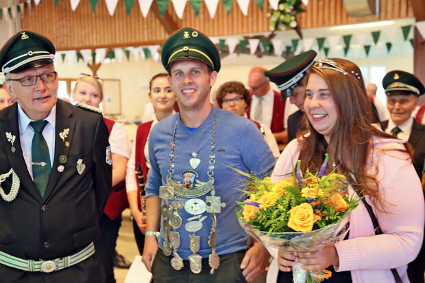 Schützenkönig Timo Eickenbusch (26) und seine Mitregentin Tanja Sczesny (25) repräsentieren die Echthausener St.-Vinzentius-Schützenbruderschaft im Jubiläumsjahr. FOTO: CARINA WESTERWELLE