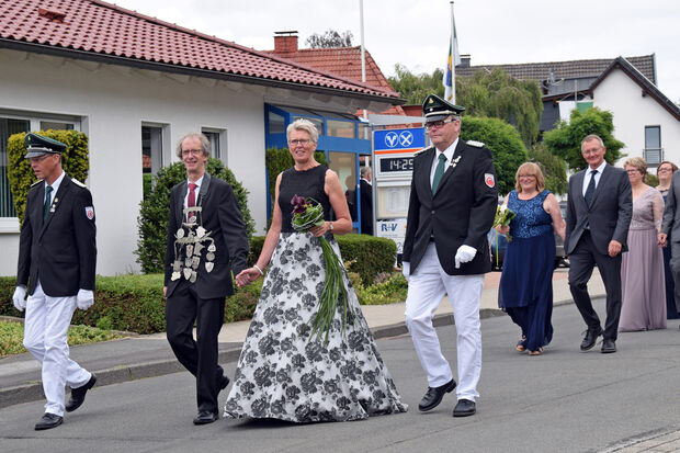 Das Wimberner Schützenkönigspaar Detlef Carrie und Iris Quante mit Gefolge beim Festumzug am Schützenfest-Sonntag in Echthausen