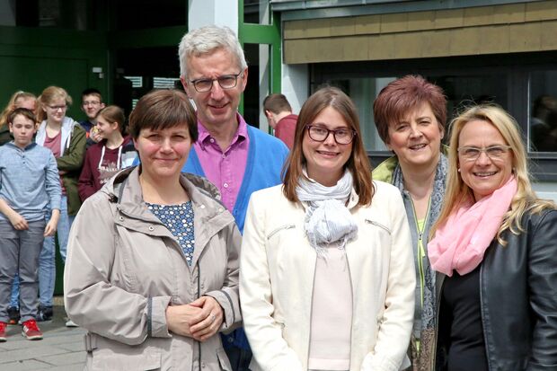 Bei der Vorstellung der neuen Schulsozialarbeiterin Anne Schneidermann (Mitte): Rektorin Brigitte Tavus von der Engelhard-Grundschule, Schulleiter Peter Zarnitz von der Sekundarschule, Fachbereichsleiterin Susanne Modler von der Gemeindeverwaltung und Rektorin Delia Heck von der Melanchthon-Grundschule (von links). ARCHIVFOTO: ANDREAS DUNKER