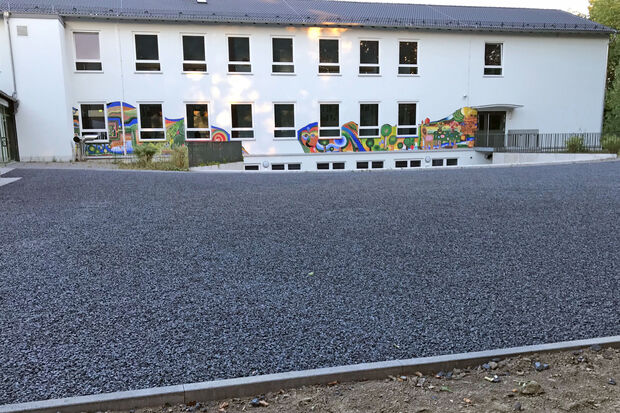 Der planierte Platz mit Splitt-Belag an der Amphi-Treppe FOTO: ANDREAS DUNKER