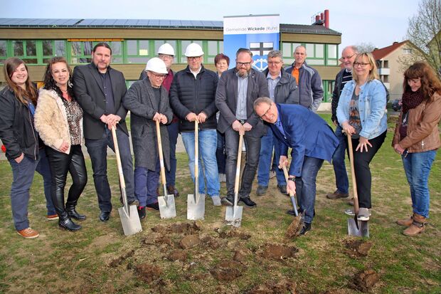 Der symbolische "Erste Spatenstich" für den Erweiterungsbau der Sekundarschule an der Ecke Hövel- und Ludgerusstraße in Wickede (von links): Bautechnikerin Diana Veseli, Bauzeichnerin Andrea Klein, Architekt Axel Menke (alle vom Büro „gpe-projekt“), Projektleiter Simon Bellenhaus, Projekt- und Bauleiter Alois Johann (Tief- und Betonbau), Gebietsverkaufsleiter Michael Penning (alle von der Firma „KLEUSBERG“), Fachbereichsleiterin Susanne Modler, Geschäftsführer Daniel Rieger (gpe-projekt), Bürgermeister Dr. Martin Michalzik, Bauhofleiter Reiner Kräenfeld, Hausmeister Thomas Fischer, Fachbereichsleiter Markus Kleindopp, stellvertretende Sekundarschulleiterin Stefanie Tillmann und Schulsekretärin Cornelia Gebhardt. – Schulleiter Peter Zarnitz befindet sich derzeit im Urlaub und konnte daher nicht teilnehmen. FOTO: ANDREAS DUNKER