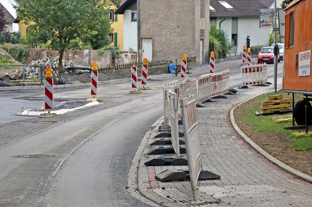 Verkehrsinsel und viele andere Stellen "Im Winkel" sind noch nicht fertig. Zwischen Trafostation und Erbke wird der einspurige Verkehr mittels Baustellenampeln geregelt. FOTO: ANDREAS DUNKER