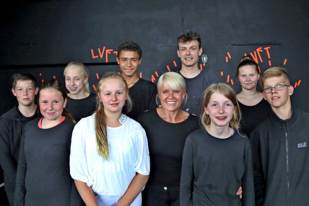 Die Akteure und Regisseure der Musiktheater-Aufführung "Nur die Luft macht keine Fehler" (von links): Niklas Brall (12 Jahre, Klasse 7c), Angelina Weise (12, 6a), Nele Risse (12, 6a), Johanna Schriever (11, 6b), Anthony Nittke (13, 7c), Aiga und Ulvis Müller, Clara Midderhoff (14, 7c), Janina Ohm (12, 6b) und Joel Kaiser (13, 7c) – Nicht im Bild: Nele Paluzkiewicz (12, 7c), die bei der Aufführung am Freitagabend leider verhindert war. FOTO: ANDREAS DUNKER