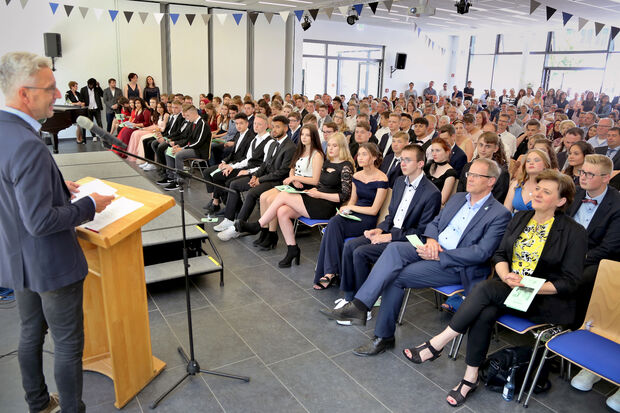 Rektor Peter Zarnitz (links) hielt eine rhetorisch geschliffene Rede zur Verabschiedung des Entlassjahrgangs 2019 der Sekundarschule Wickede (Ruhr). FOTO: ANDREAS DUNKER