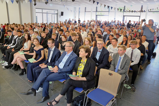 An der Abschlussfeier des Entlassjahrgangs 2019 der Sekundarschule Wickede (Ruhr) nahmen rund 300 Leute teil. Darunter auch Bürgermeister Dr. Martin Michalzik (CDU) und Fachbereichsleiterin Susanne Modler (im Bild vorne) von der Gemeindeverwaltung. FOTO: ANDREAS DUNKER