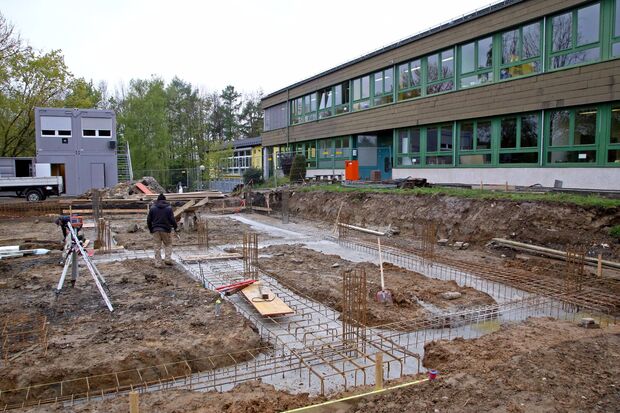 Vorbereitende Bauarbeiten für den Modul-Fertigbau an der Sekundarschule: die Fundamente aus Beton und Bewehrungsstahl sind großteils schon fertig. FOTO: CARINA WESTERWELLE