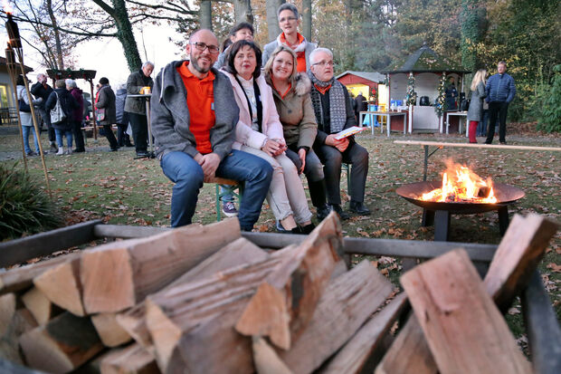 Das Team des Senioren-Zentrums "Häuser St. Raphael" wärmte sich zwischendurch an einem der Holzfeuer mitten auf dem kleinen Weihnachtsmarkt auf. FOTO: ANDREAS DUNKER