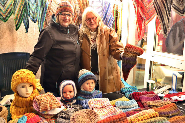 Warme Wollmützen für kalte Wintertage gab es an diesem Stand auf dem Weihnachtsmarkt des Senioren-Zentrums "Häuser St. Raphael" in Wimbern. FOTO: ANDREAS DUNKER