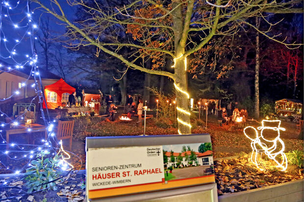 Zur "Blauen Stunde" wirkte der erste Weihnachtsmarkt des Senioren-Zentrums "Häuser St. Raphael" mit dem illuminierten Baumbestand im "Sinnesgarten" am Sonntagabend besonders schön. FOTO: ANDREAS DUNKER