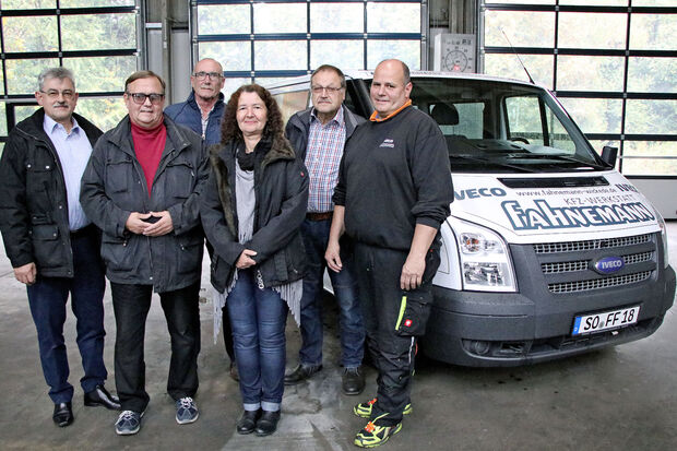 Zum Start des Projektes "Marktbus" präsentierte das Wickeder Senioren-Forum den neunsitzigen Kleinbus in der Lkw-Werkstatt des Autohauses Fahnemann im Gewerbegebiet Westerhaar. Von links: Dr. Hubertus Geisler, Helmut Bäcker, Bernd Kosch, Angelika Bechheim-Kanthak, Wolfgang Düllmann und Autohaus-Inhaber Frank Fahnemann. ARCHIVFOTO: ANDREAS DUNKER