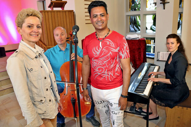 Die Sänger und Musiker (von links): Nina Andreeva (Sopran), Thomas Büttner (Cello),  Matthew Overmeyer (Tenor und Initiator) und Valentina Wekesser (Piano) FOTO: ANDREAS DUNKER