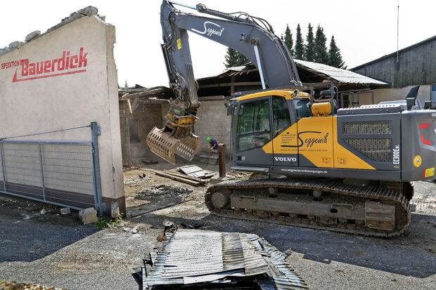 Die letzten Mauerreste des alten Gebäudes der Spedition Bauerdick an der Ecke Hauptstraße / Waltringer Weg sind inzwischen den Baggerschaufeln zum Opfer gefallen. Dort soll jetzt ein Discountermarkt für Lebensmittel entstehen. ARCHIVFOTO: ANDREAS DUNKER