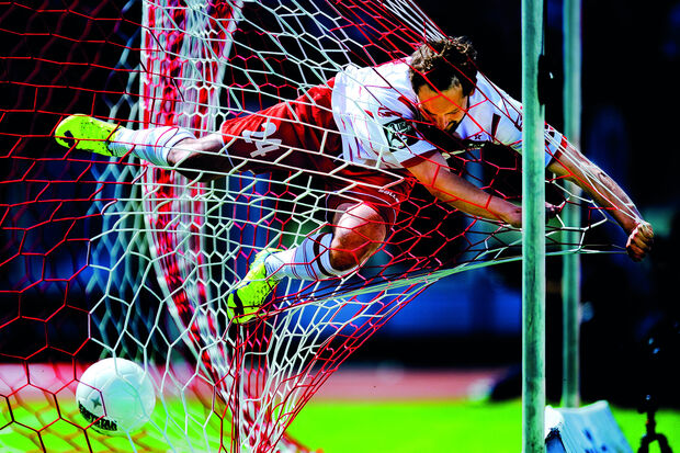Das prämierte „Sportfoto des Jahres“ mit dem Titel „Ins Netz gegangen“ ist vom 29. März bis 15. April im Kreishaus-Foyer zu sehen. Die Wanderausstellung des Kicker-Sportmagazins bietet außerdem eine Auswahl der schönsten und spektakulärsten Fotos des Wettbewerbs, den das Kicker-Sportmagazin zum 46. Mal ausrichtete. FOTO: SASCHA FROMM / KICKER-AUSSTELLUNG „Das Sportfoto des Jahres“