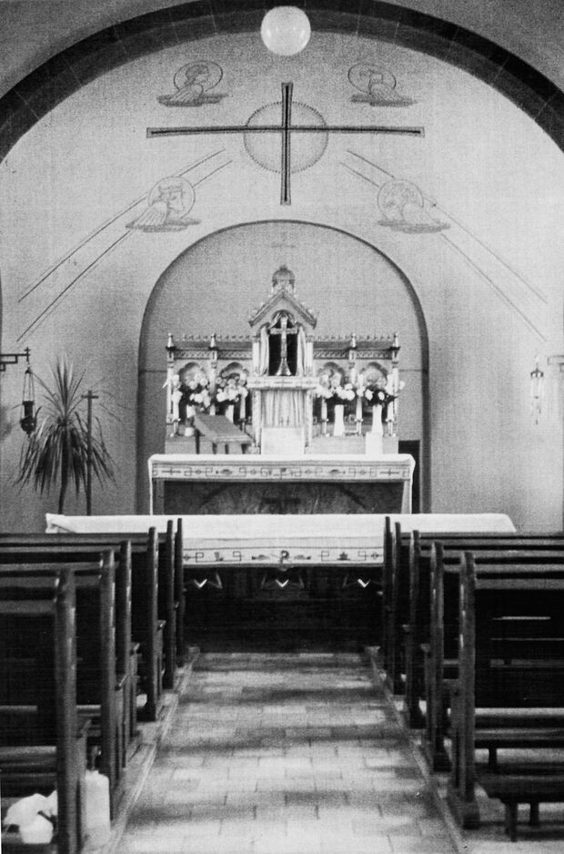 Eine historische Innenansicht aus der Schlückinger St.-Josef-Kapelle QUELLE: FESTSCHRIFT "75 JAHRE ST.-JOSEF-KAPELLE SCHLÜCKINGEN, 1925-2000"