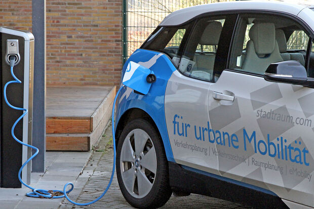 Strom-Tankstelle bei der Firma Parkraum auf dem Kirchplatz in Echthausen ARCHIVFOTO: ANDREAS DUNKER