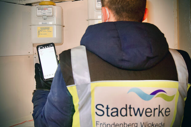 Ablesen des Zählerstandes für den Erdgas-Verbrauch in einem Privathaus FOTO: ANDREAS DUNKER