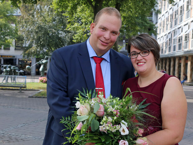 Gaben sich das Ja-Wort vor dem Standesamt der Gemeinde Wickede (Ruhr): Katja (geb. Plusczyk) und Hendrik Roos FOTO: ANDREAS DUNKER