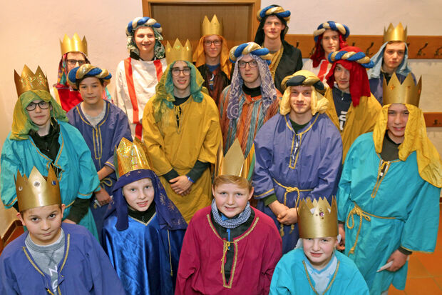 Die Sternsinger des Kirchspiels Barge zogen auch im Dorf Wimbern von Haus zu Haus. FOTO: ANDREAS DUNKER