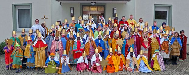 Die Sternsinger vor dem Pfarrhaus der katholischen Kirchengemeinde in Wickede FOTO: ANDREAS DUNKER