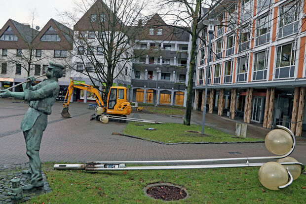 Demontierte Glaskugel-Leuchte mit Edelstahlmast auf dem Marktplatz in Wickede ARCHIVFOTO: ANDREAS DUNKER