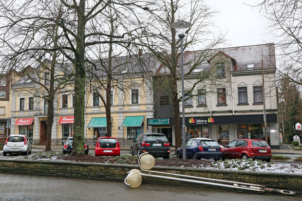 Die signifikanten Kugelleuchten verschwinden als Straßenbeleuchtung aus der Wickeder Ortsmitte: Derzeit lässt die Gemeinde Wickede (Ruhr) auf dem Marktplatz und an der Kirchstraße neue Oberlichtlaternen aufstellen. FOTO: ANDREAS DUNKER