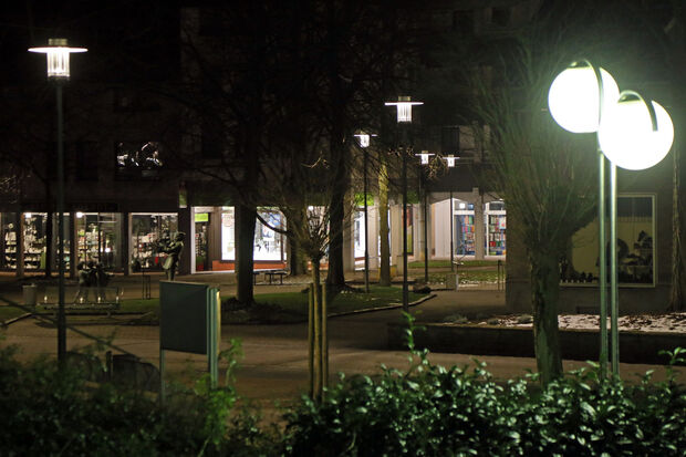 Neue LED-Oberlichtlaternen ersetzen die alten Glaskugel-Leuchten mit Quecksilberdampflampen auf Edelstahlmasten auf dem Marktplatz in Wickede. Die LED-Lampen wirken allerdings für viele Bürger merklich dunkler. FOTO: ANDREAS DUNKER