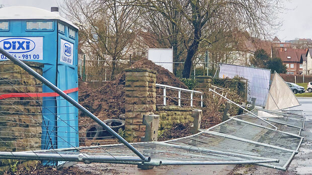 Bauzäune, Schilder und Warnbarken warf der starke Wind vielerorts um. Hier eine Aufnahme von der Baustelle auf dem Werkgelände von Mannesmann an der Marscheidstraße in Wickede FOTO: ANDREAS DUNKER