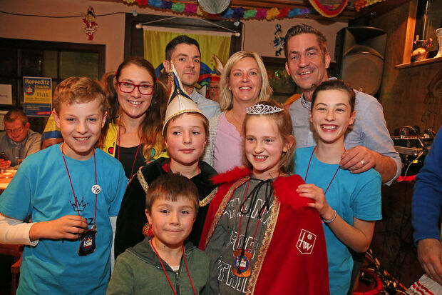 Ex-Prinz Felix Schnapp (links), die stolzen Eltern Annika und Hanno Taugs sowie Kirsten und Sascha Grewe (hinten, von links), das neue Kinderprinzenpaar Janosch Taugs und Sophia Grewe, Ex-Prinzessn Lotta Bormann (rechts) und der Bruder Matz Taugs (ganz vorne). FOTO: ANDREAS DUNKER 