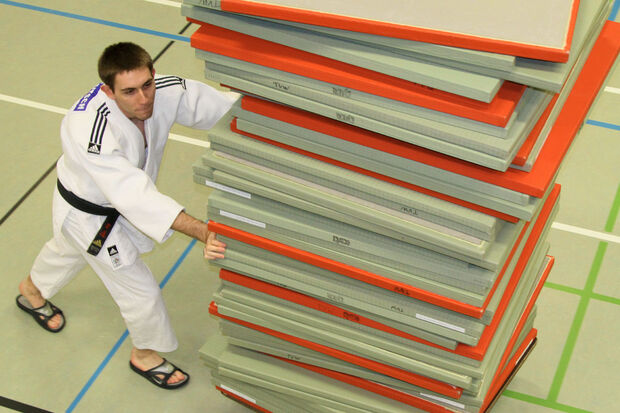 Umbau: Transport von Turnmatten auf einem Rollbrett FOTO: ANDREAS DUNKER