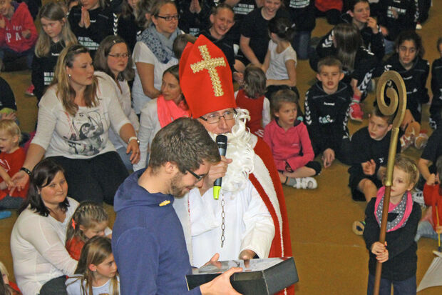 Ein Dankeschön-Geschenk gab's vom Nikolaus auch für Moderator "Oli". FOTO: ANDREAS DUNKER
