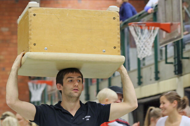 Und wieder umräumen … FOTO: ANDREAS DUNKER