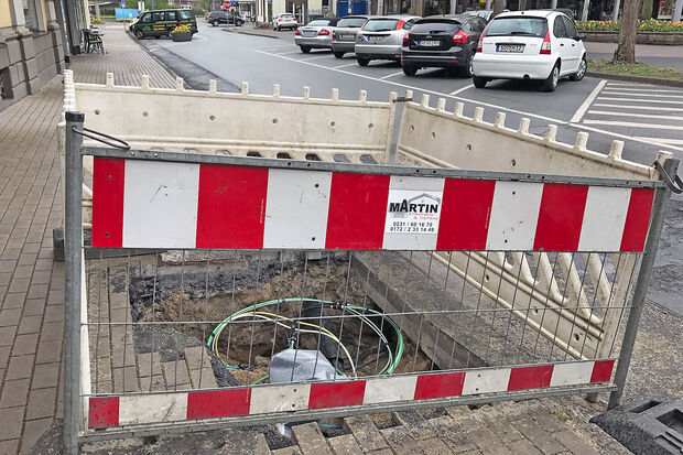 In der Ortsmitte gibt es derzeit lauter kleine Baustellen – sogenannte "Kopflöcher". Denn die Telekom lässt dort Glasfaser-Leitungen verlegen. FOTO: ANDREAS DUNKER