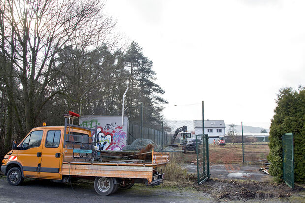 Arbeiten des Bauhofes an der alten Tennis-Anlage am Freibad FOTO: ANDREAS DUNKER