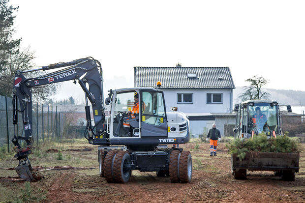 Mitarbeiter des Bauhofes mit Bagger und Radlader FOTO: ANDREAS DUNKER
