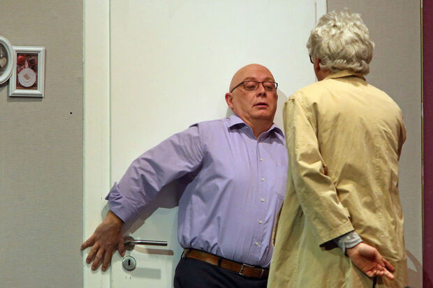 Die Laienschauspieler Detlev Schäfer und Johannes "Joe" Wälter auf der Bühne FOTO: ANDREAS DUNKER