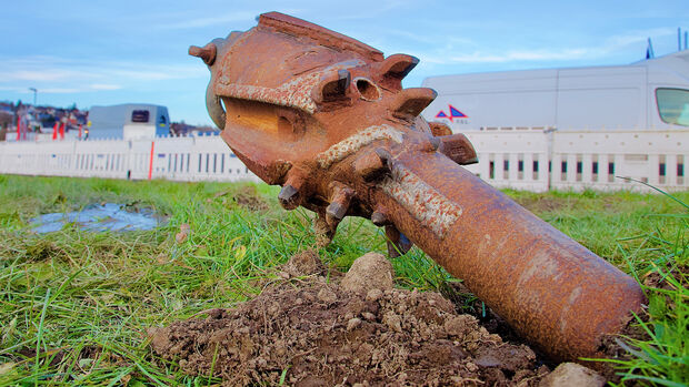 Der Kopf des Bohrers ragt auf der Wickeder Uferseite der Ruhr aus dem Erdreich. FOTO: ANDREAS DUNKER