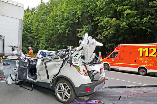 Der unter den am gegenüberliegenden Straßenrand geparkten Sattelauflieger eines Lkw geratene Pkw des 63-jährigen Autofahrers aus Wickede. FOTO: ANDREAS DUNKER