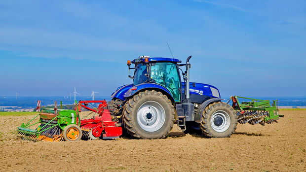 Ein Traktor mit Kreiselegge mit aufgesetzter Sämaschine für Getreide bei der Feldarbeit. Im Hintergrund sind dank der guten Sicht die Büdericher Haar und die Hellweg-Ebene zu erkennen. FOTO: ANDREAS DUNKER