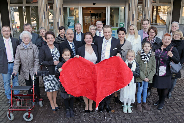 Die Hochzeitsgesellschaft nach der Trauung FOTO: ANDREAS DUNKER